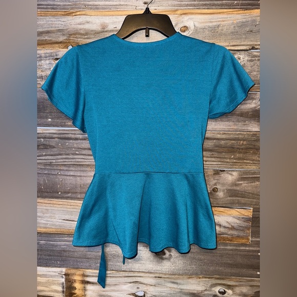Lily white- women’s small- teal color- v neck - Picture 2 of 7